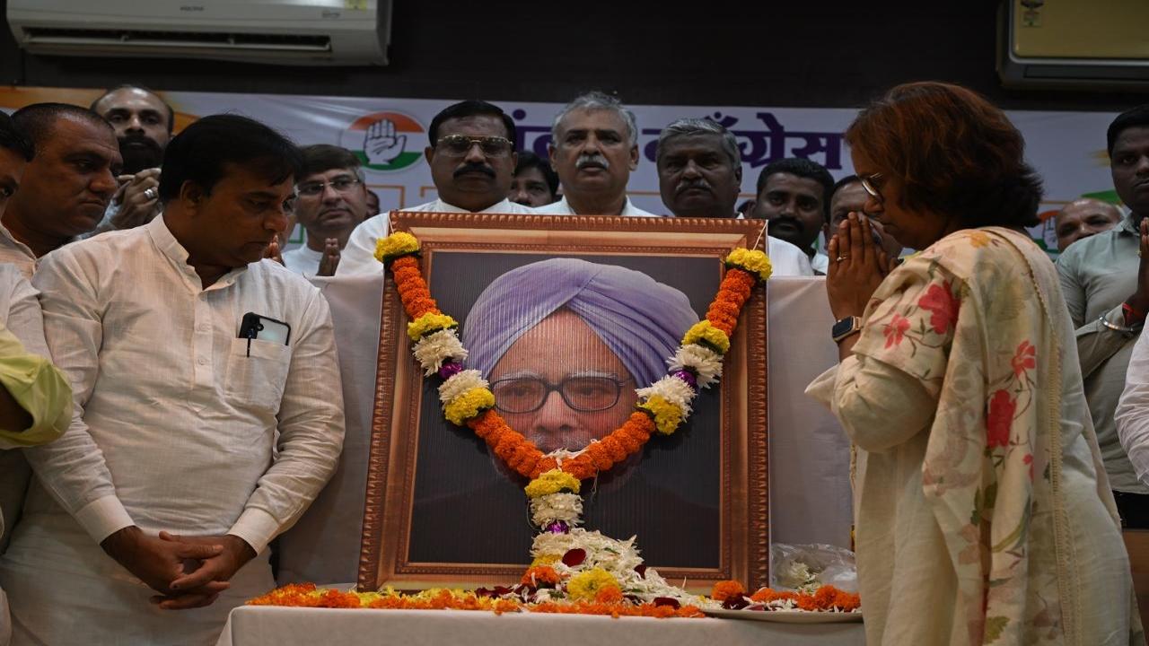 IN PHOTOS: Mumbai Congress pays homage to former PM Manmohan Singh