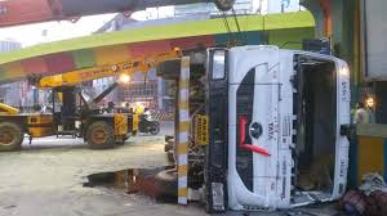 Thane: Worker dies as concrete mixer truck overturns at Metro construction site