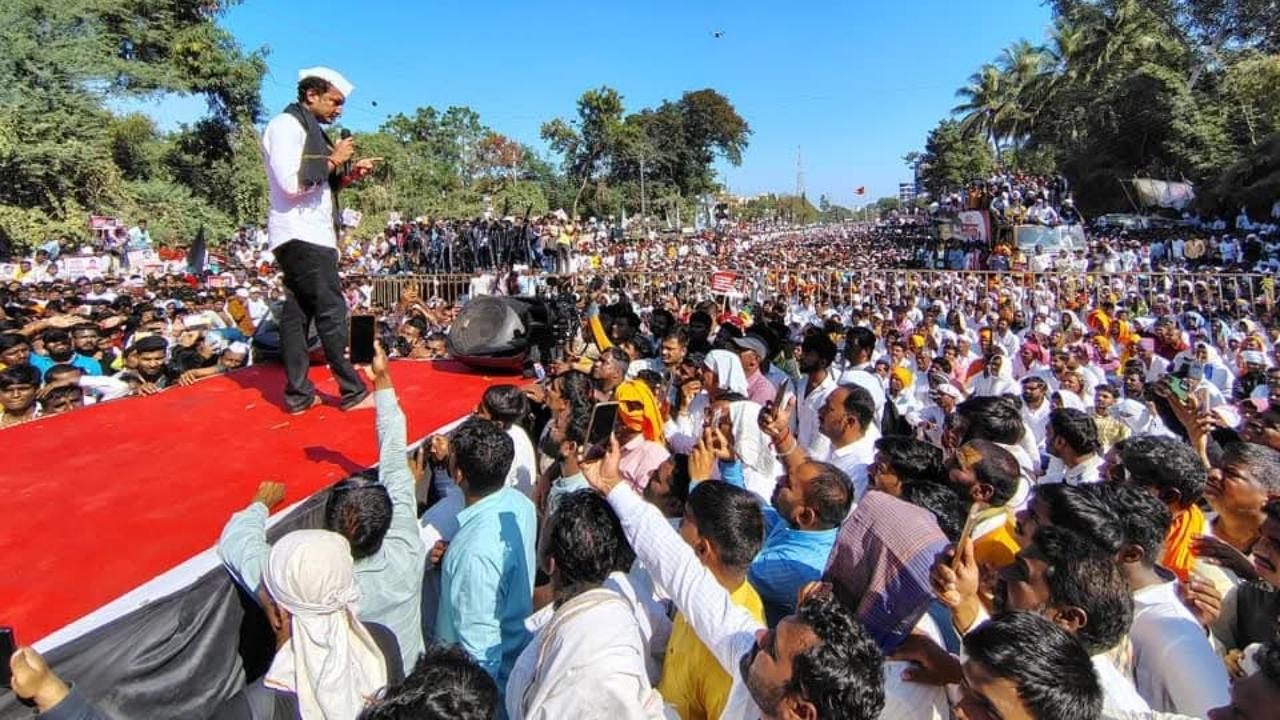 Sarpanch's murder: Huge protest in Beed; Mahayuti MLAs demand Munde's ouster