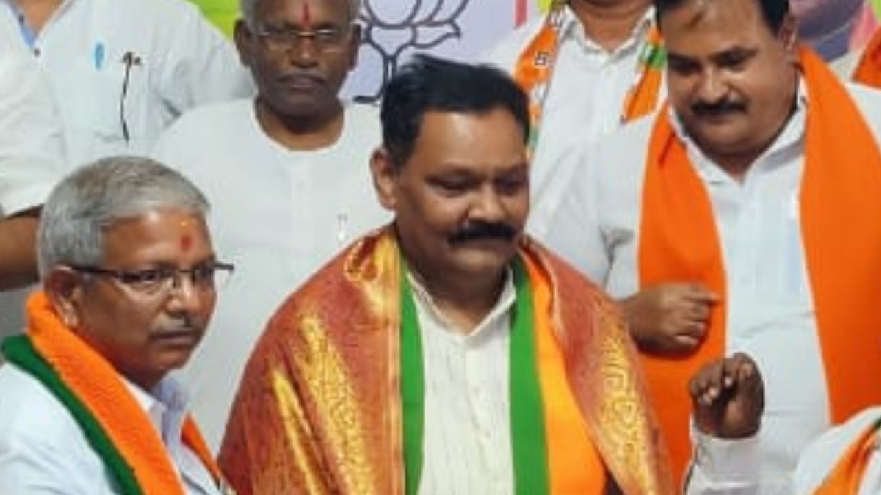 Ashok Uike
BJP MLA Ashok Uike is a member of the Maharashtra Legislative Assembly from the Ralegaon Constituency