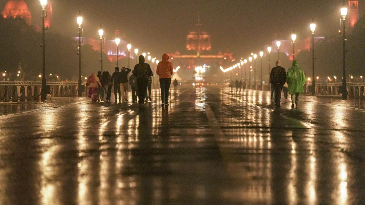 Rain lashes parts of Delhi, max temp higher than usual