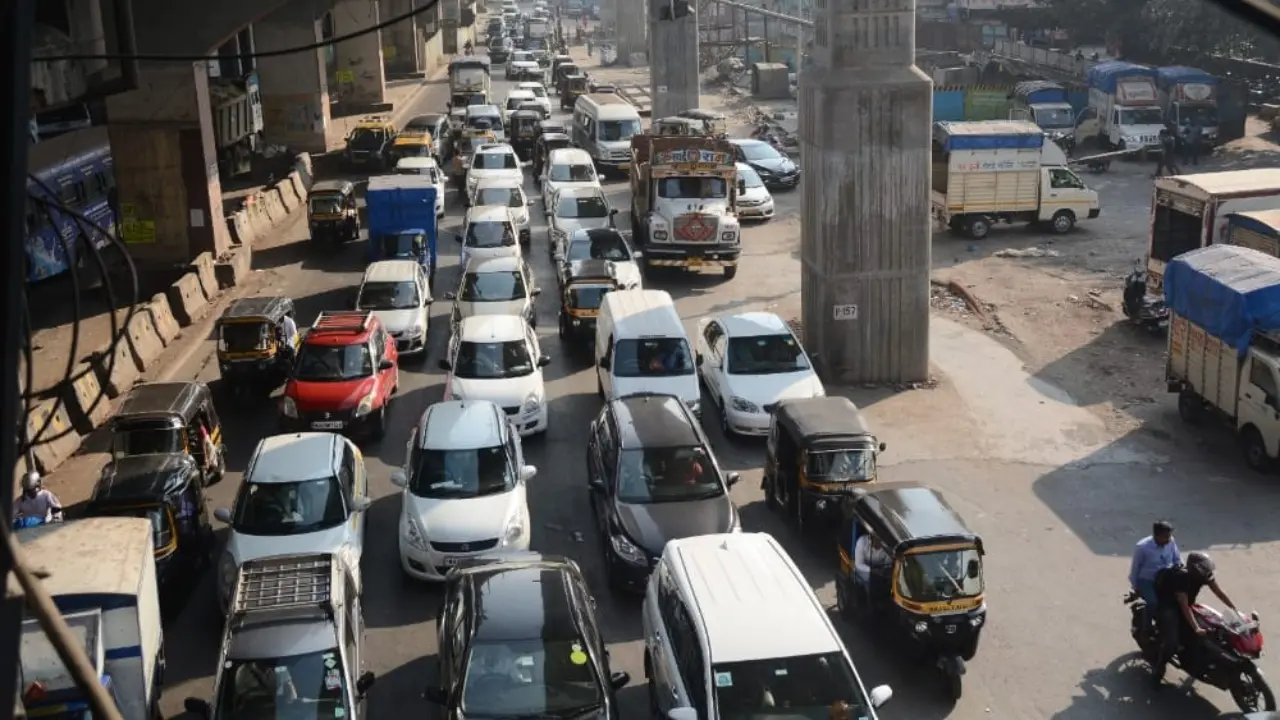 MumbaI: Traffic slow at Highway Apartment (Matunga) due to container breakdown