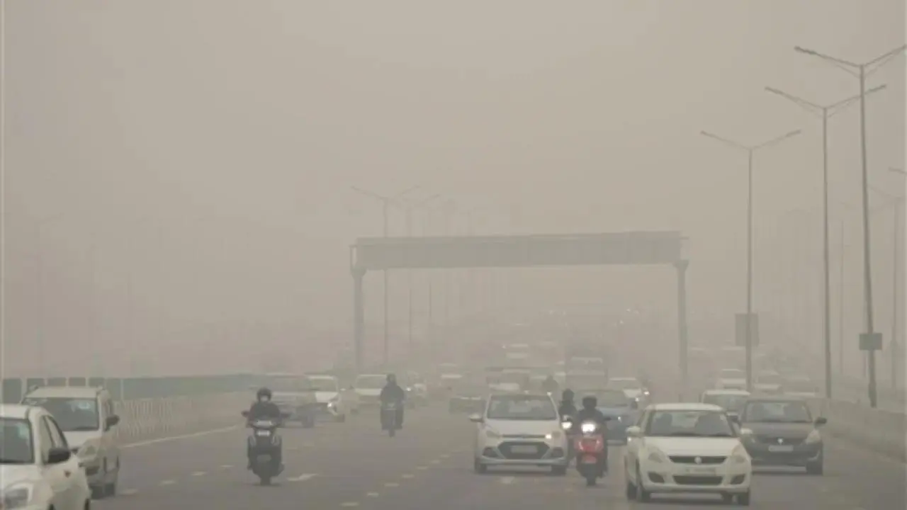 Delhi wakes to dense smog as AQI stays in 'very poor' category