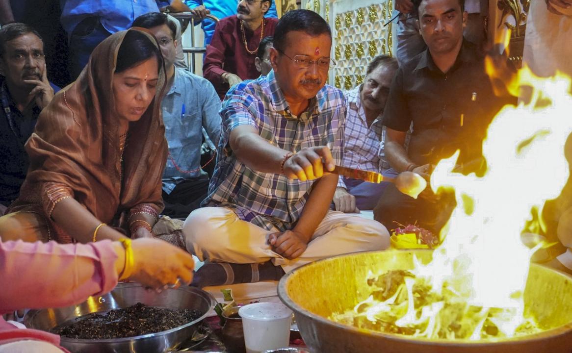 Arvind Kejriwal, wife offer prayers at Hanuman temple in Connaught Place