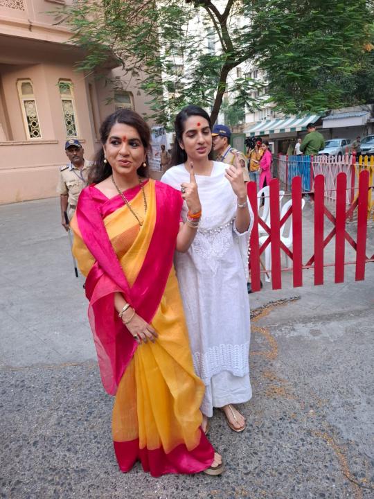 Maharashtra Elections Live: Shaina NC votes with daughter in Mumbadevi 