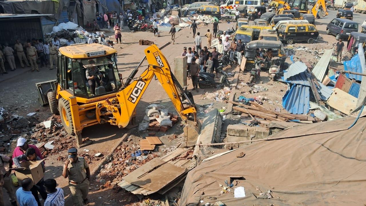 WR, civic authorities demolish 45  encroachments in Bandra East