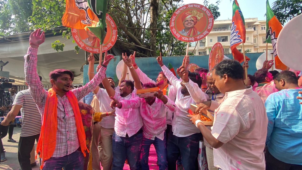 BJP workers celebrating the victory of their party outside Sagar Bungalow (Residence of Devendra Fadnavis) at Malabar Hill. (Pic/Shadab Khan)