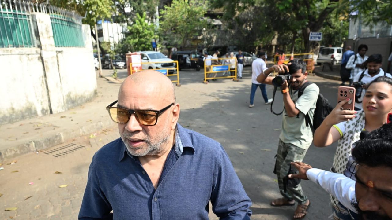 Actor Paresh Rawal casted his vote in Juhu for the Maharashtra assembly elections (Pic: Anurag Ahire)