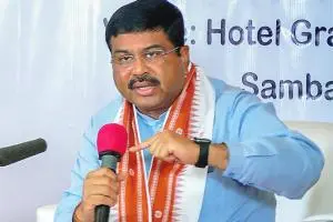 Dharmendra Pradhan meets Singapore PM to strengthen educational  cooperation