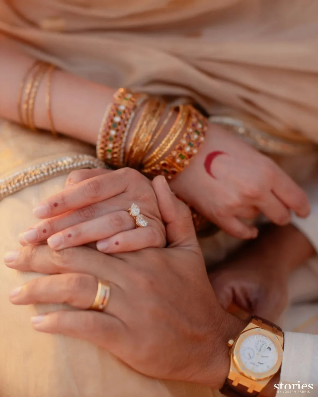 The slenderly designed, kada bangles - two in number proved that sometimes it is the subtle that is really elegant. Her two diamond engagement ring was the highlight of the look.