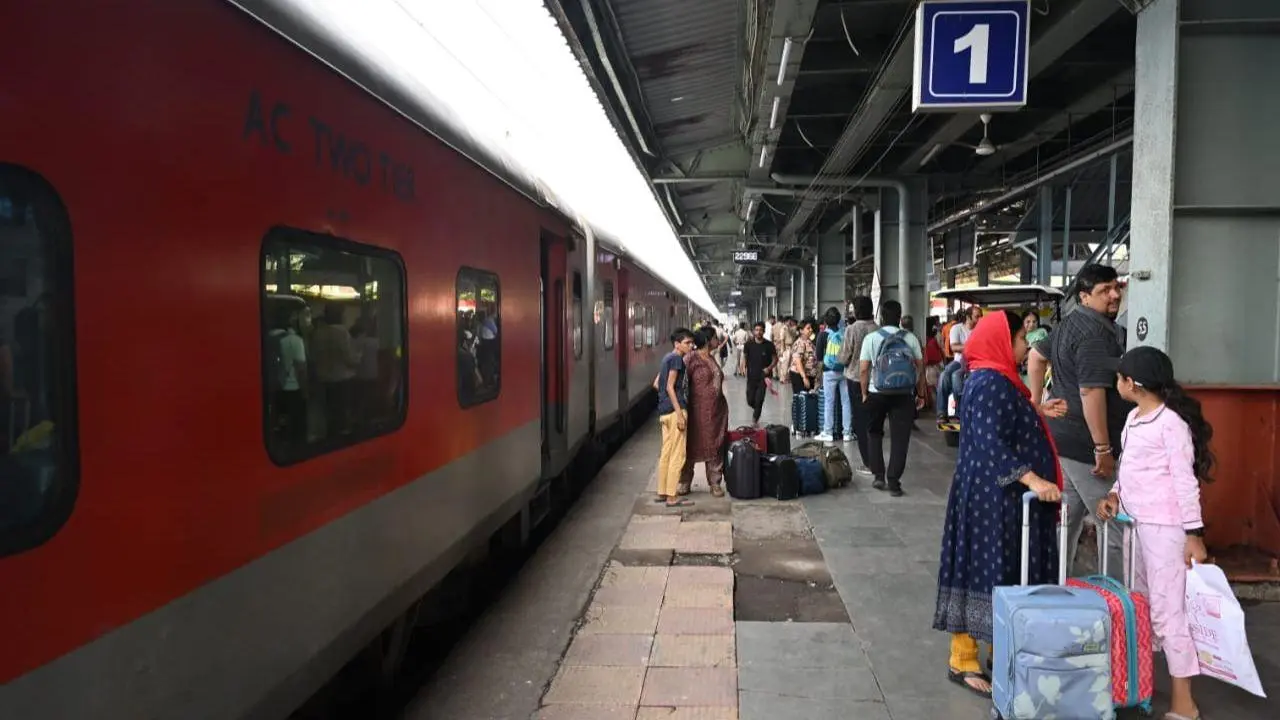 Bandra stampede: 16 hour-delay made people rush to get into another train 