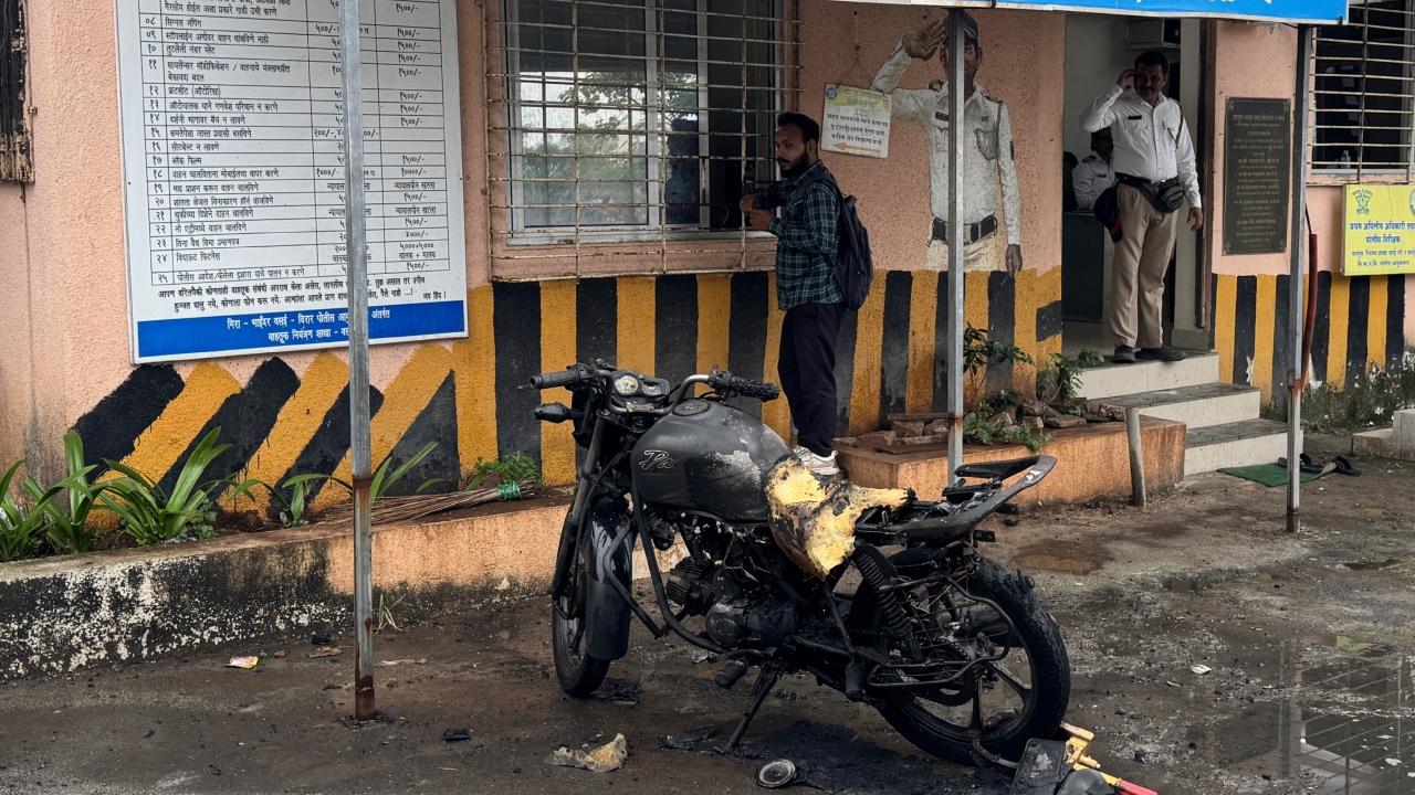 Man sets his motorcycle on fire after being caught in drink and drive in Vasai