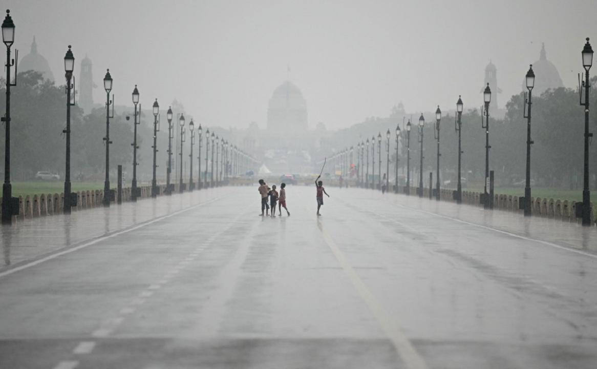 Light rain in parts of Delhi, minimum temperature at 9.6 degrees Celsius