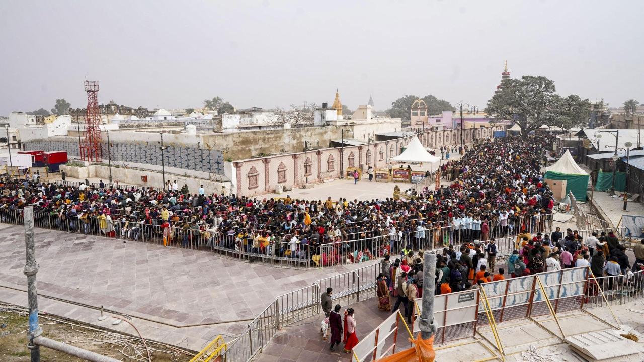 New Year 2025: Lakhs of devotees visit Ayodhya and Kashi Vishwanath temples