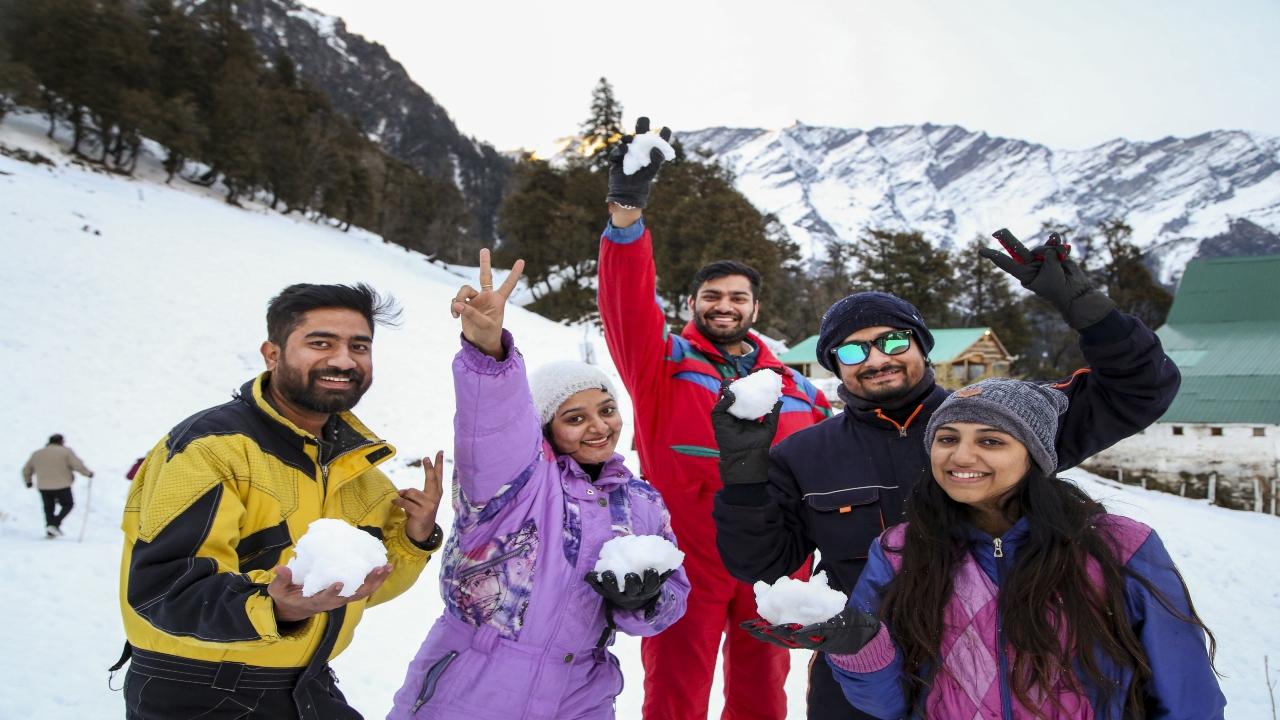 Snow brings joy to tourists in Himachal Pradesh, disrupts normal life in Kashmir